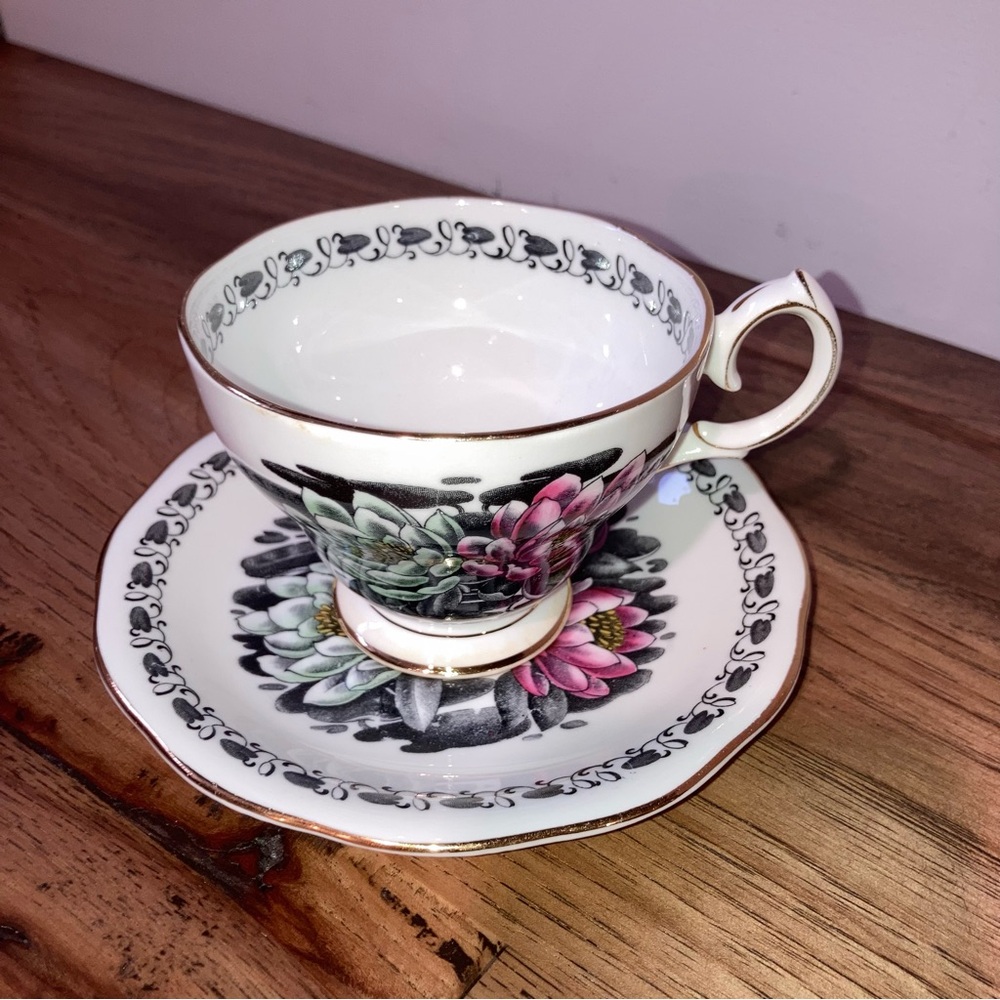 (2/$10)☕️ Vintage Water Lily Floral Bone China Teacup & Saucer Set - Queen Anne